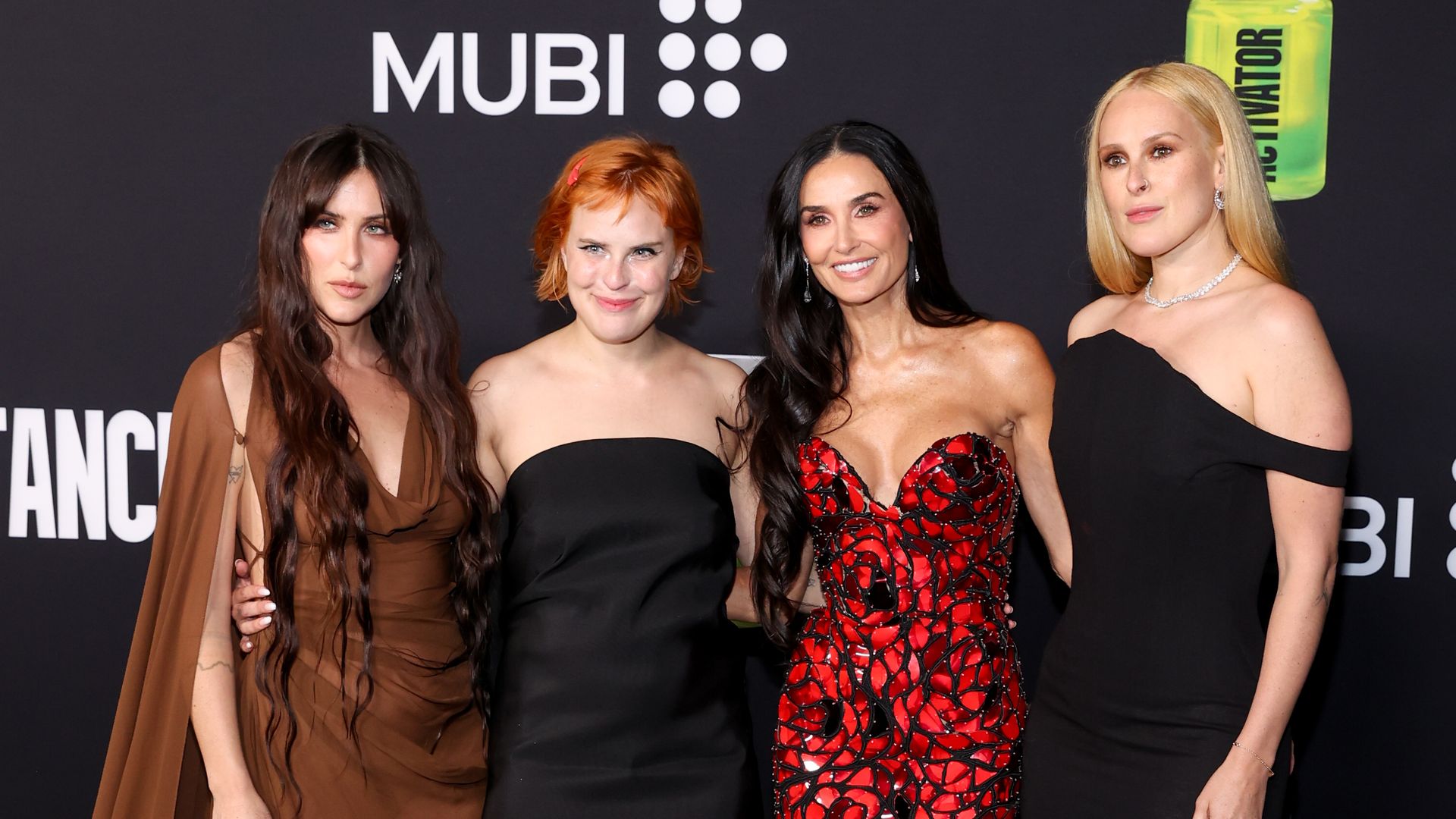 Castaña, rubia y pelirroja, Demi Moore posa con sus tres hijas, cada una con un estilo y personalidad propia