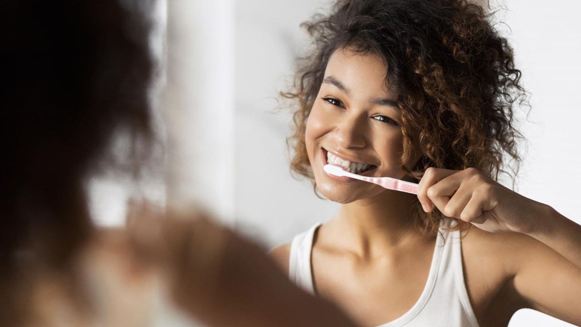 mujer lavando dientes