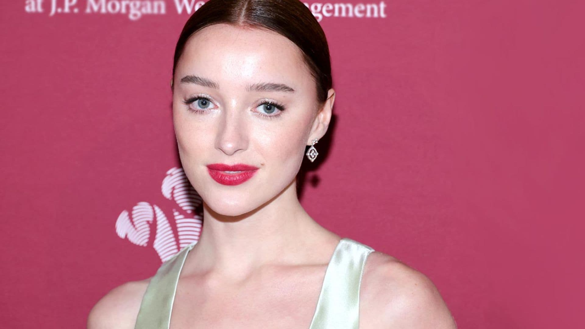 Phoebe Dynevor recuerda a 'Los Bridgerton' con su exclusivo vestido de cuero verde satinado