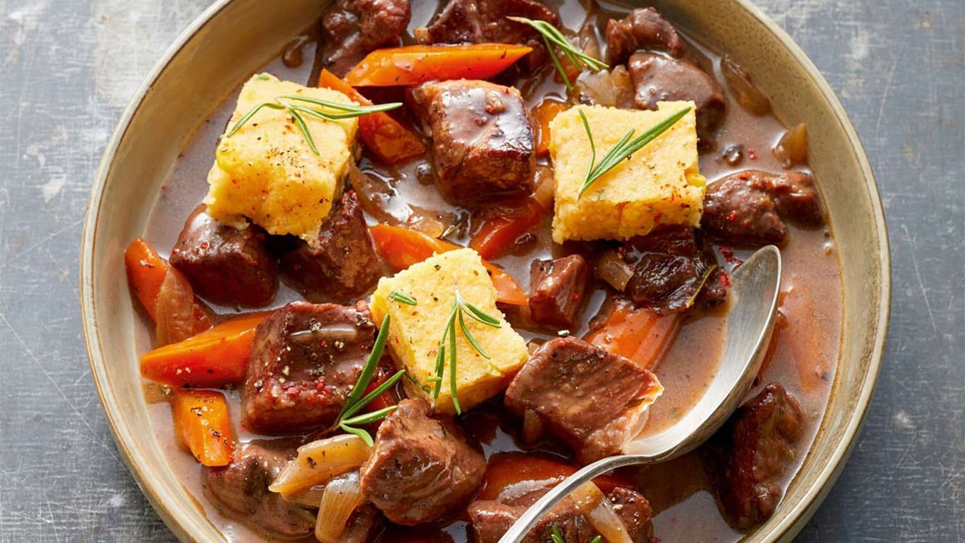 'Goulash' de jabalí con polenta y coles de Bruselas