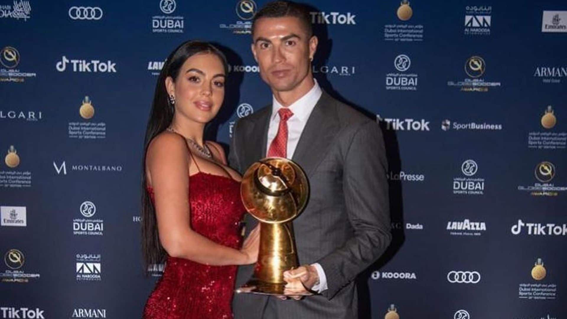 Georgina se supera con su vestido 'ultrasexy' y cinematográfico en la gran noche de Ronaldo
