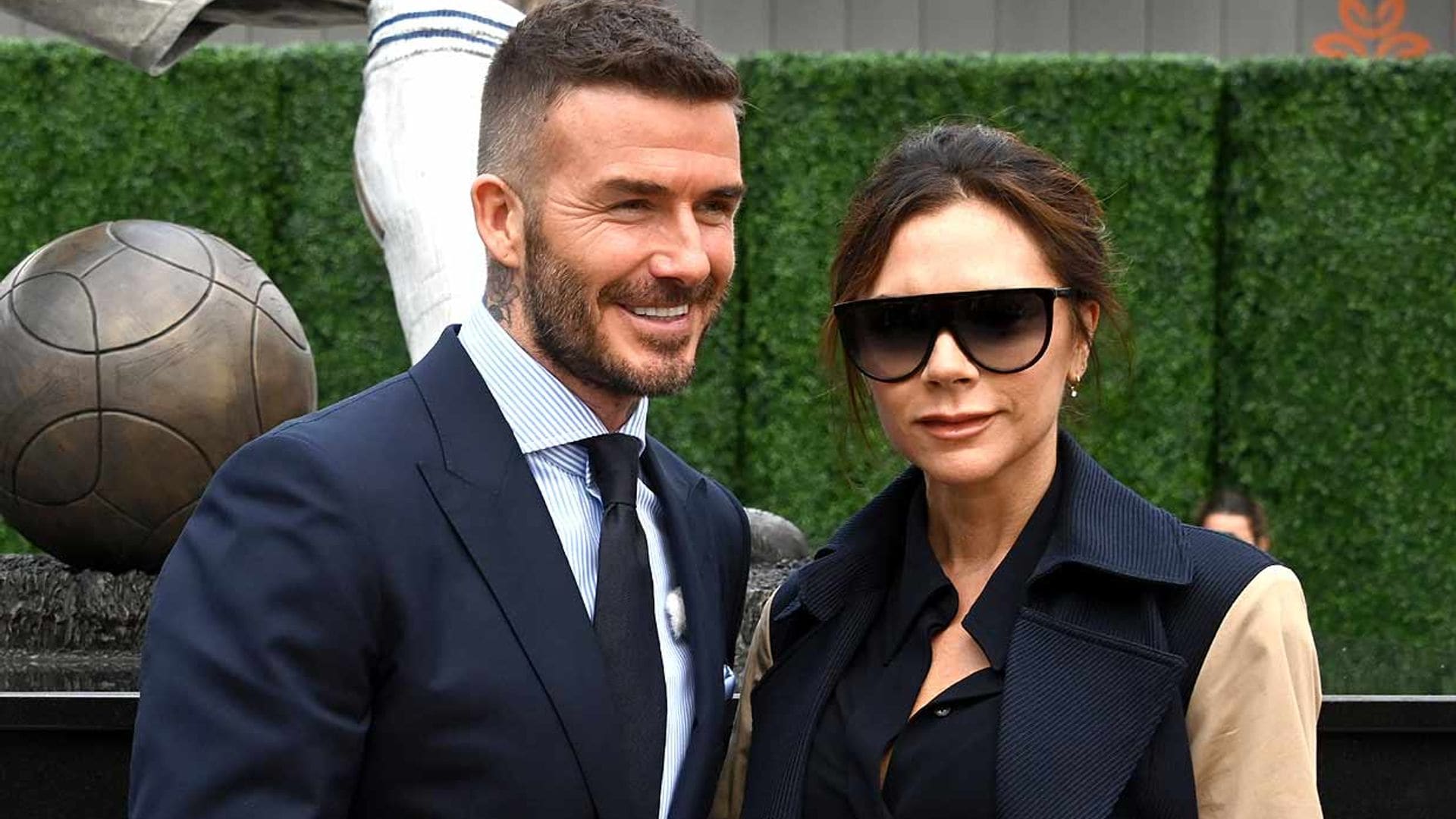 Victoria Beckham revela el secreto de la belleza de su marido: ¡le 'roba' sus cosméticos!