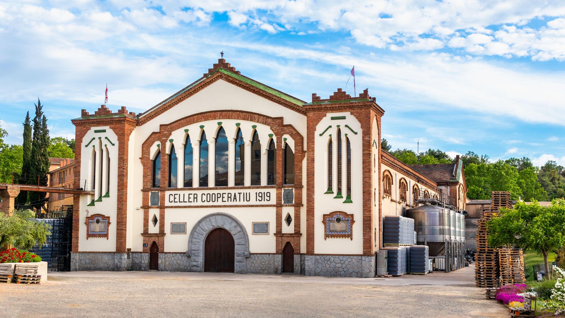 Bodega modernista Cooperativa Falset Marçà en el Priorat, Tarragona