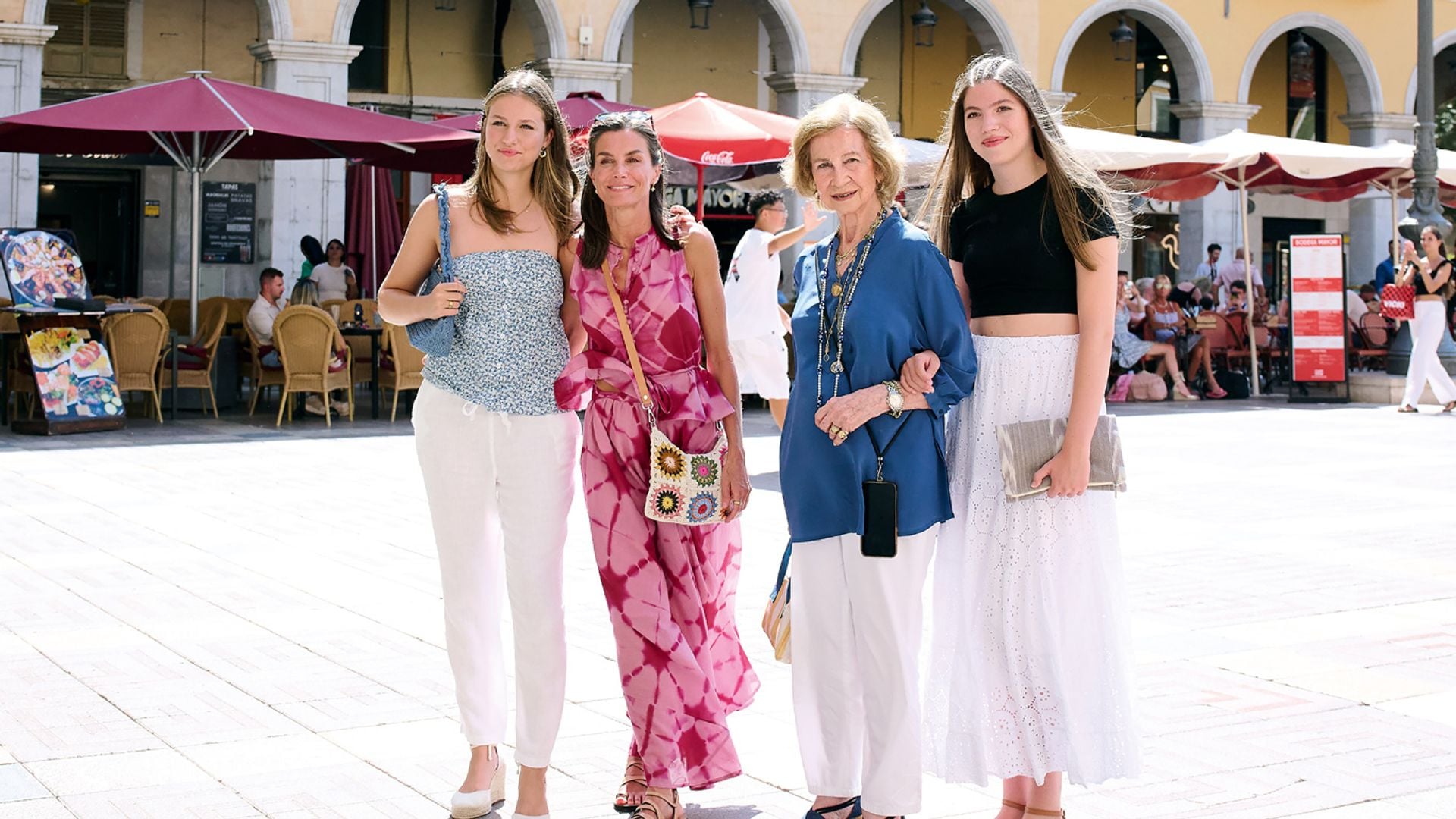 HOLA 4177 Las infantas Leonor y Sofía, con la reina Letizia y doña Sofía