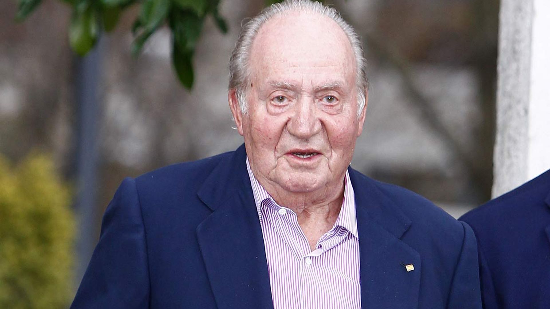 Don Juan Carlos, con buen ánimo, 'ya se ha levantado y ha comenzado a ingerir alimentos'