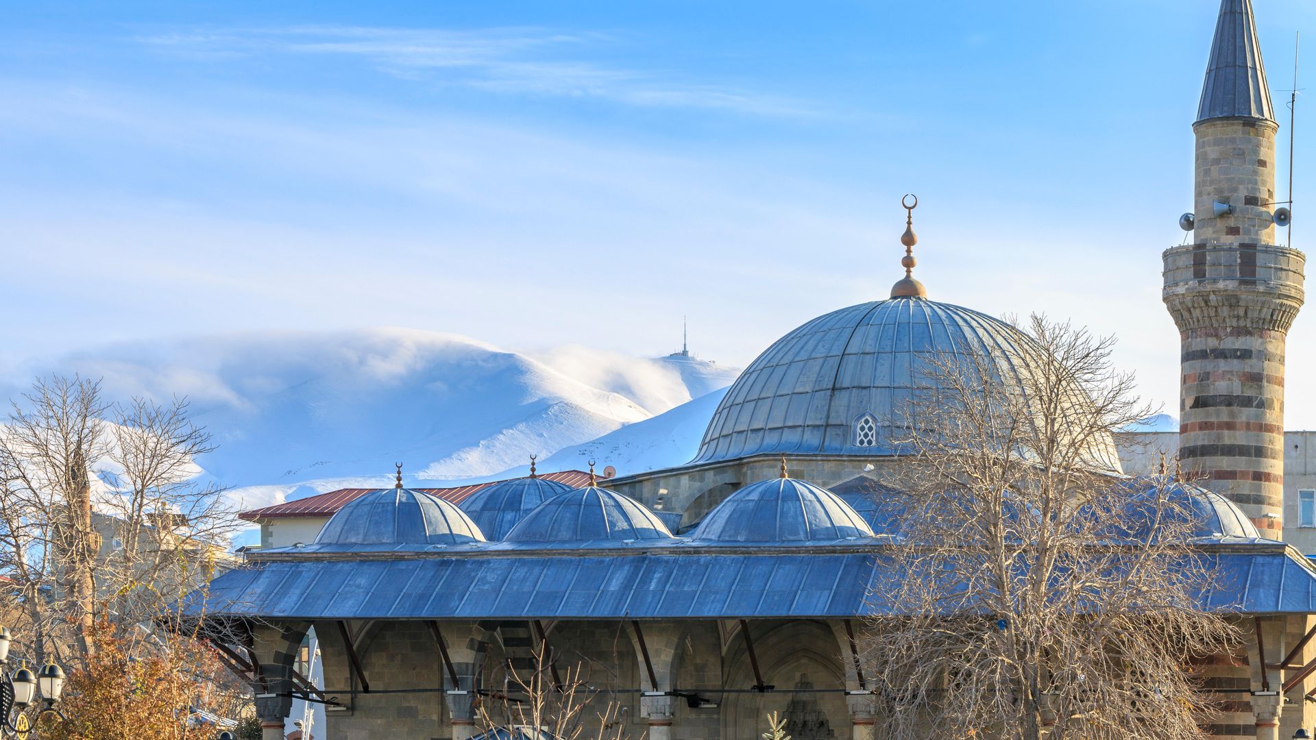 Mezquita Lalapasa con las montañas Palandoken, Erzurum, Turquía