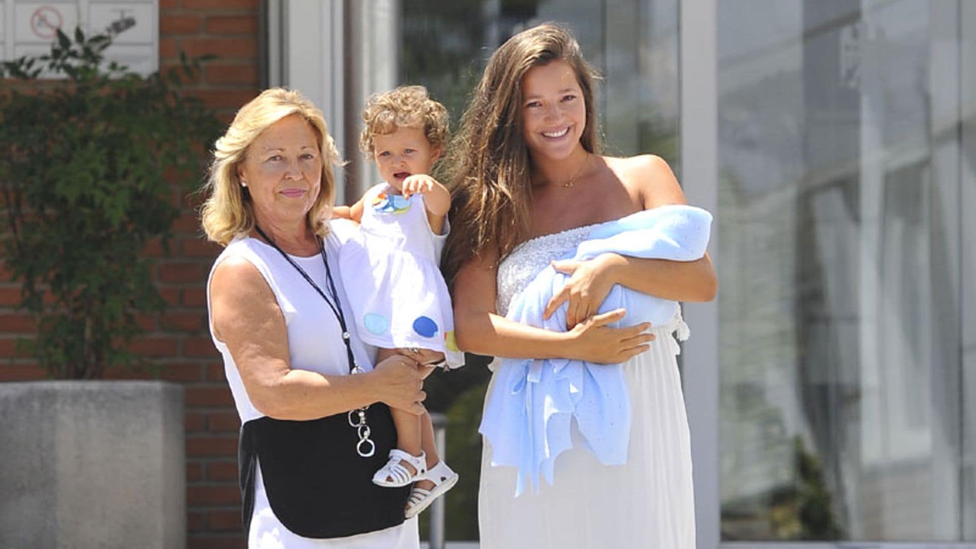 Malena Costa posa con su hijo Mario tras abandonar el hospital