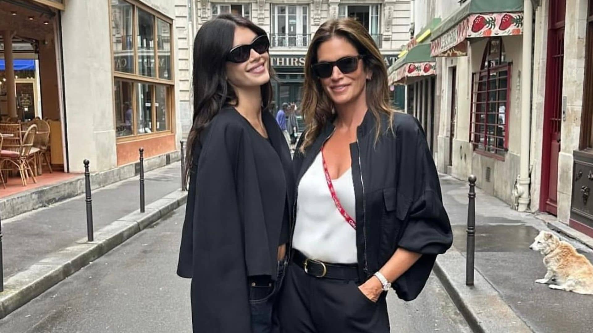 Cindy Crawford y Kaia Gerber se apoderan de París con looks básicos para amantes del armario cápsula