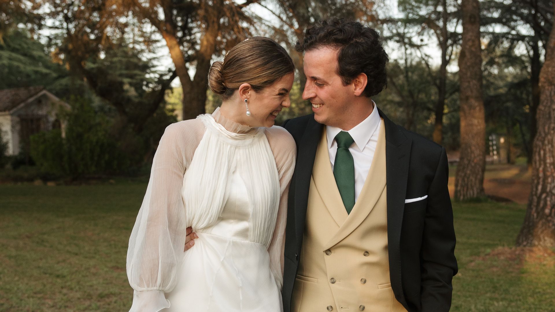 Isabel, la novia del vestido de seda con escote 'halter' y manga larga para su boda en Madrid