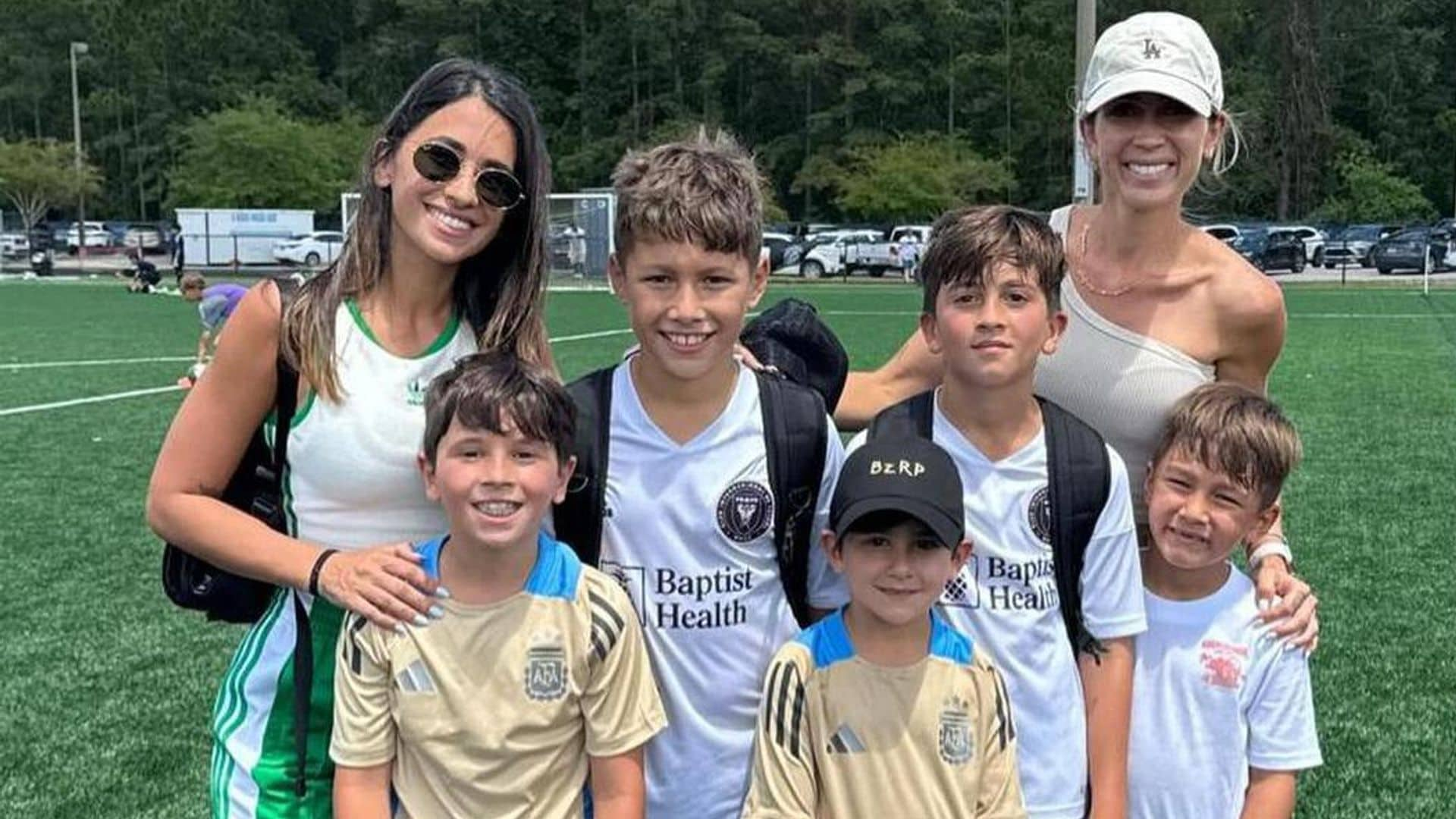 Antonela Roccuzzo y Sofía Balbi disfrutan de una tarde de fútbol con sus hijos