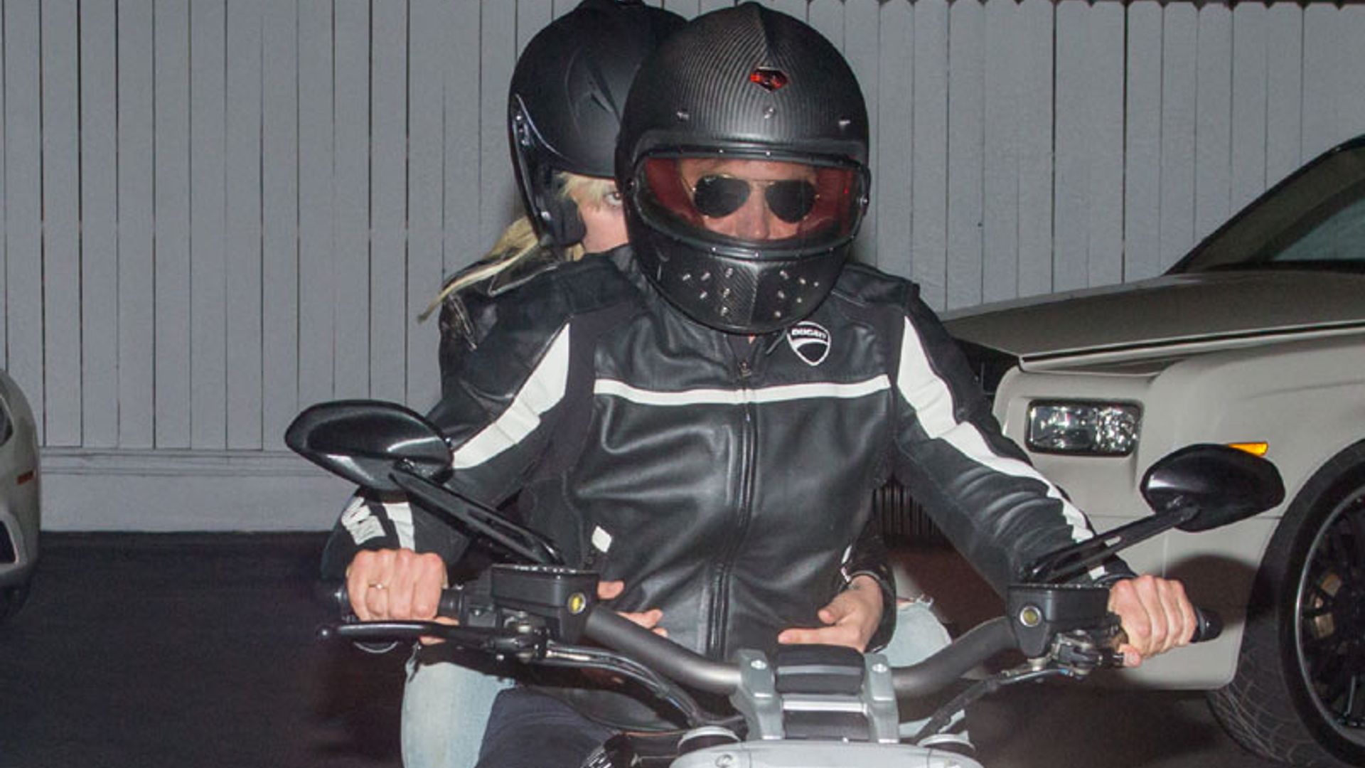 Ni te imaginas qué famosa cantante acompaña a Bradley Cooper en su moto