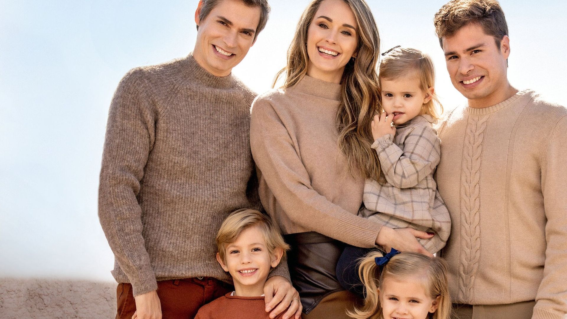 Carlos Baute, en familia por primera vez tras reconocer a su hijo José Daniel, al que tuvo con 15 años: ‘Os presento con mucho orgullo a mi familia’