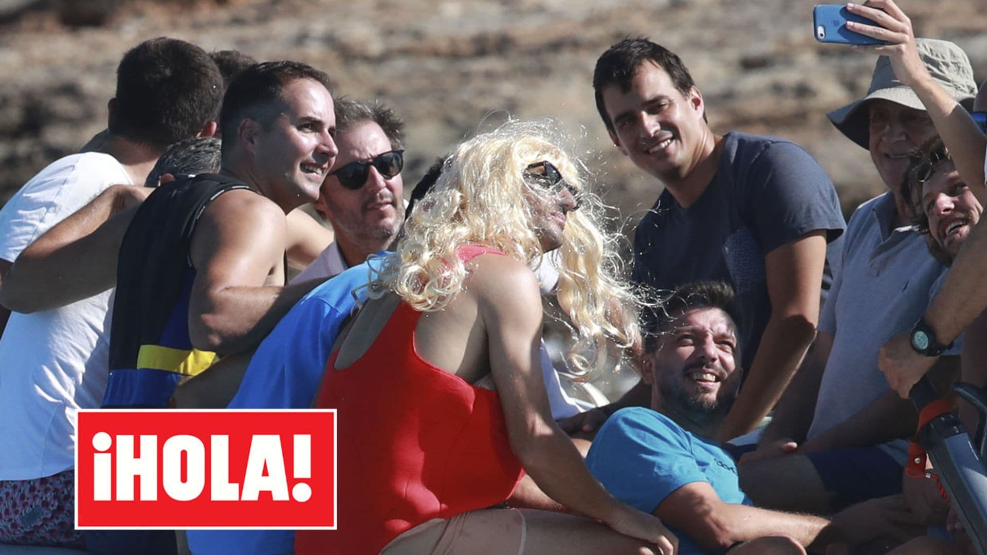 ¡A lo Pamela Anderson! La divertida despedida en alta mar de Tommy Robredo como una vigilante de la playa