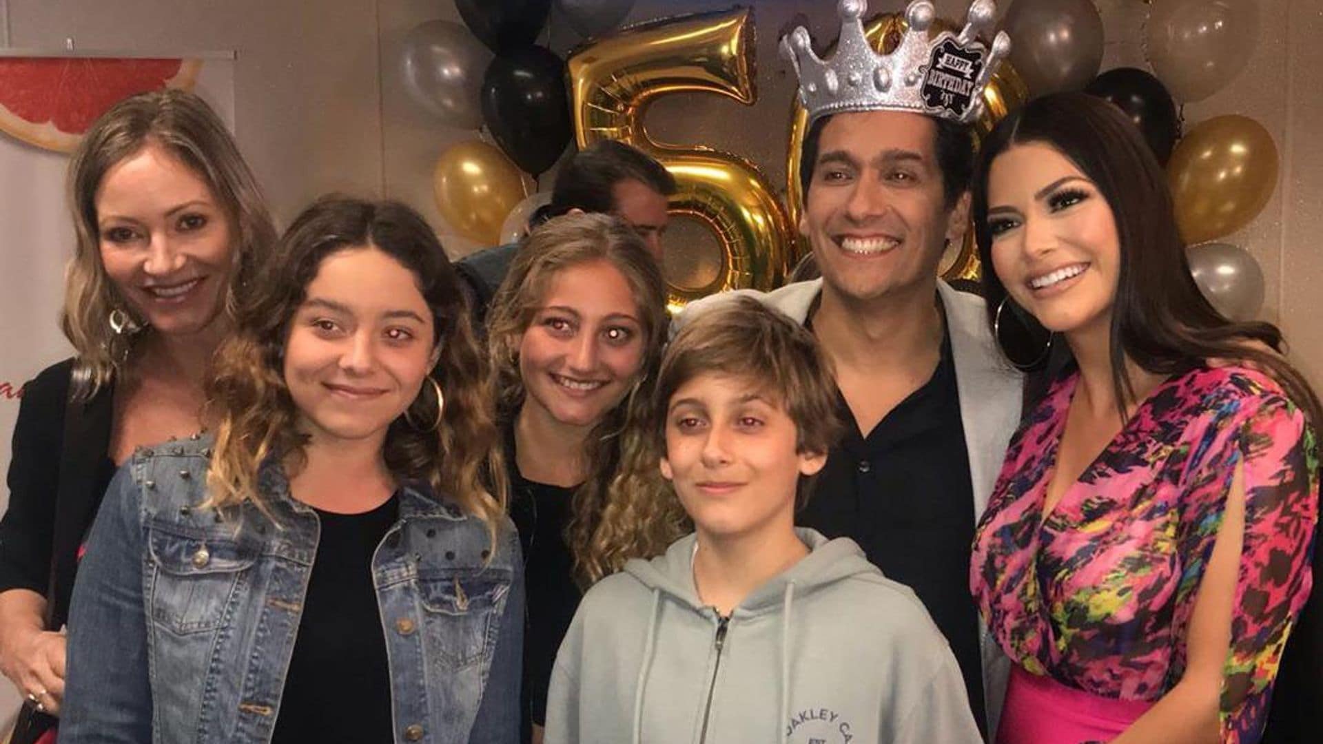 Rafael Araneda celebra su cumpleaños en 'Enamorándonos' con Ana Patricia Gámez y su familia