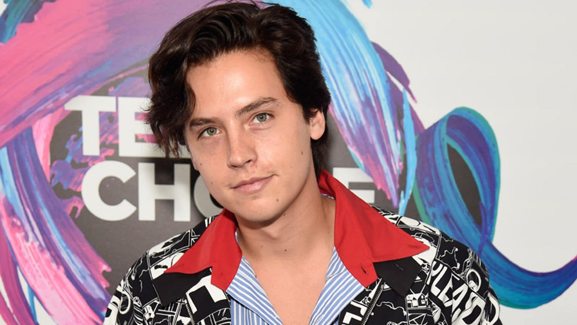 Consigue el estilo de Cole Sprouse con las camisas más audaces de la temporada