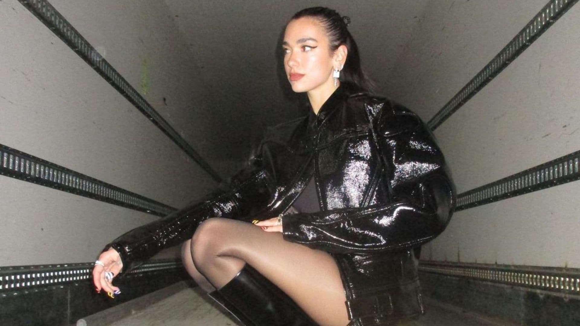 El look 'Motomami' de Dua Lipa en el concierto de Rosalía