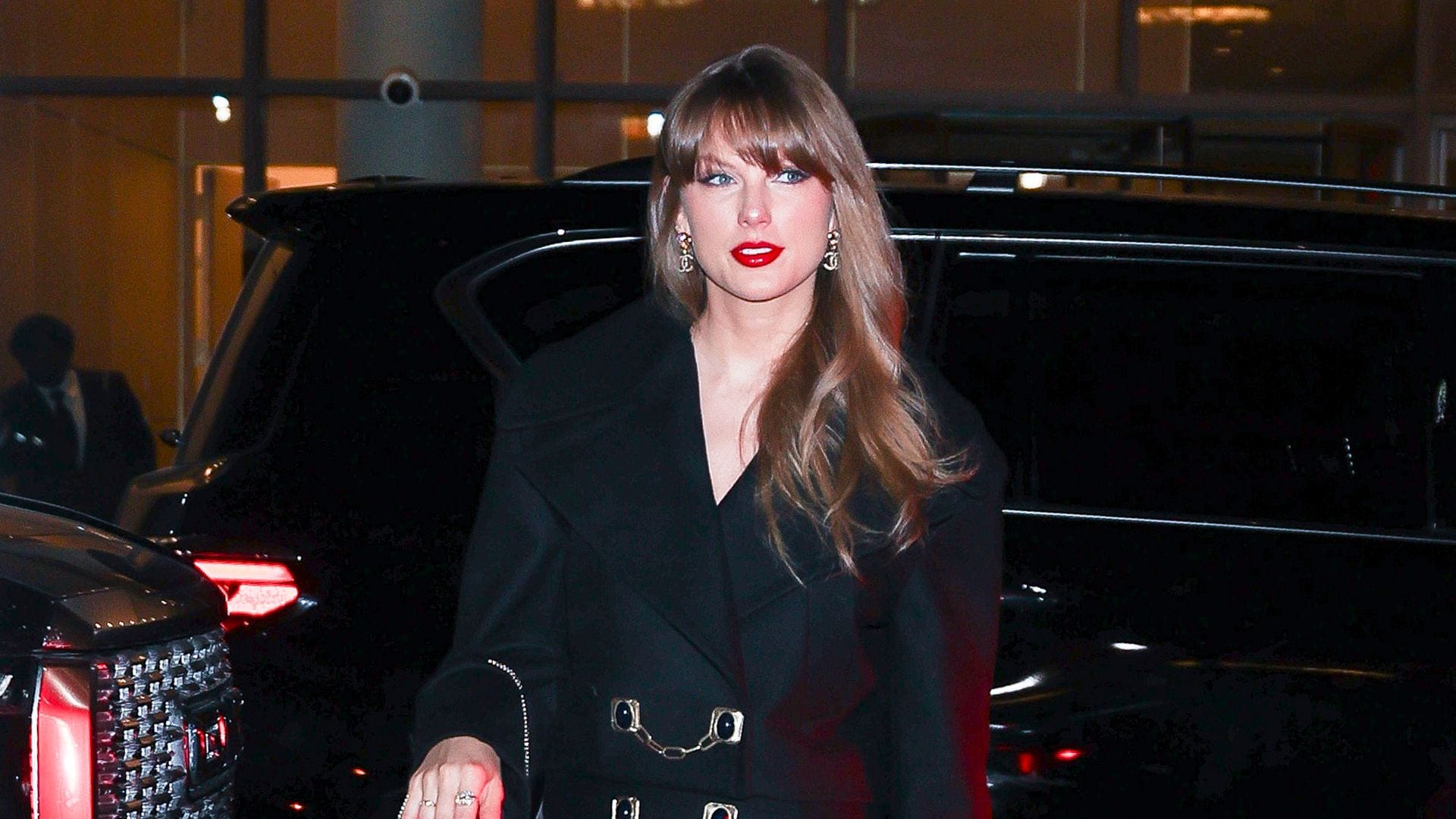 Taylor Swift y su sofisticado look para cenar por Nueva York: ‘matching set’ negro con pendientes de lujo