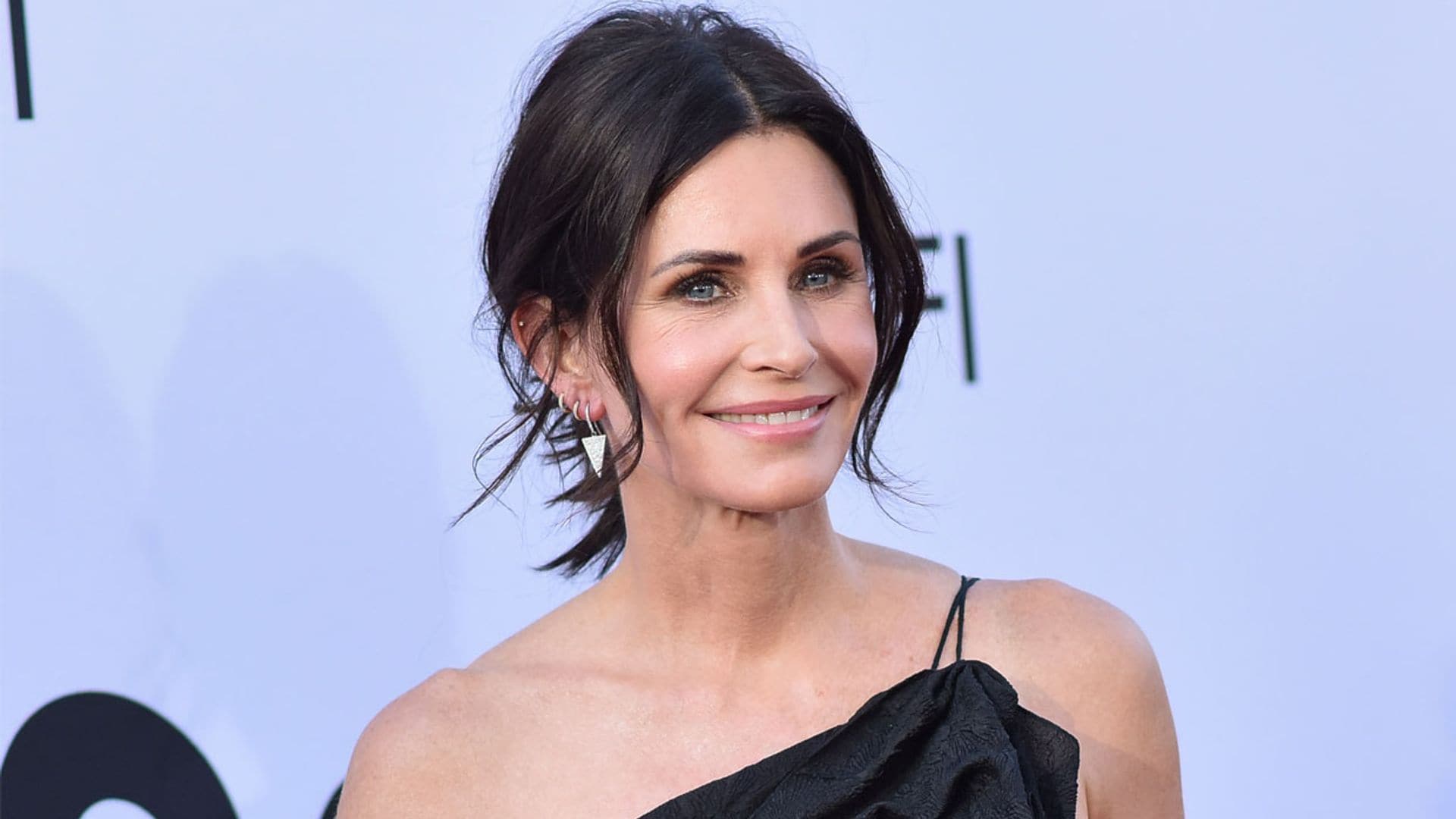 Courteney Cox se corta el flequillo de 'Scream 3' a ella misma ¡y en directo!