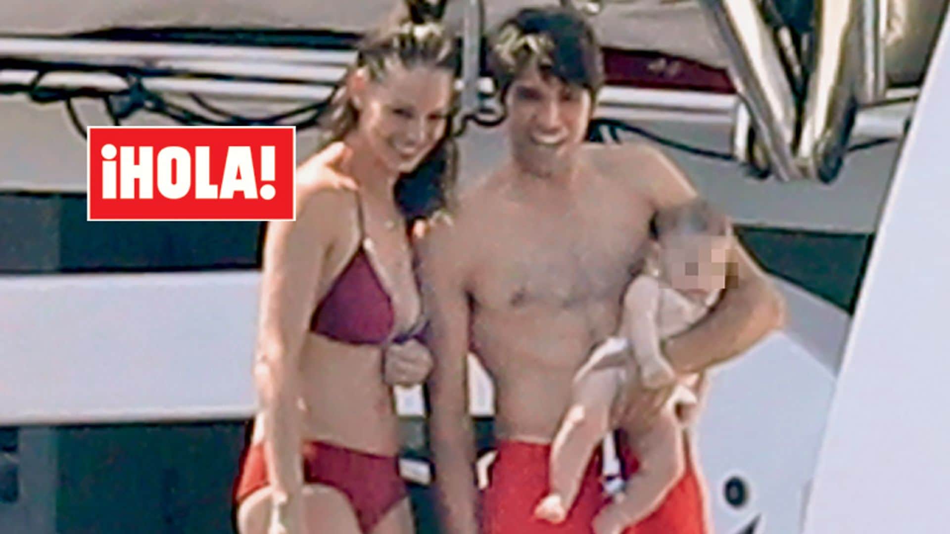 Fotografías exclusivas en ¡HOLA!: Eva y Cayetano navegan por el Mediterráneo junto a su hijo