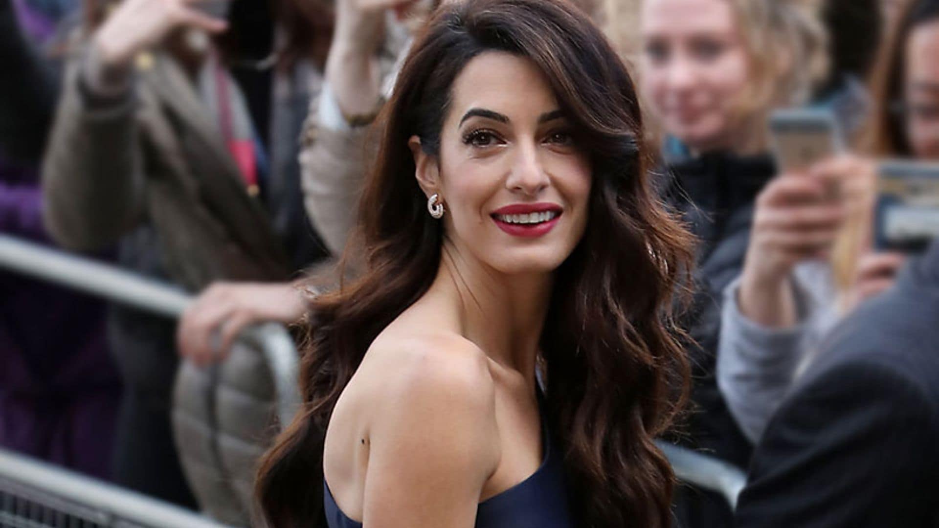 Amal Clooney encuentra en el escote asimétrico su mejor truco de estilo