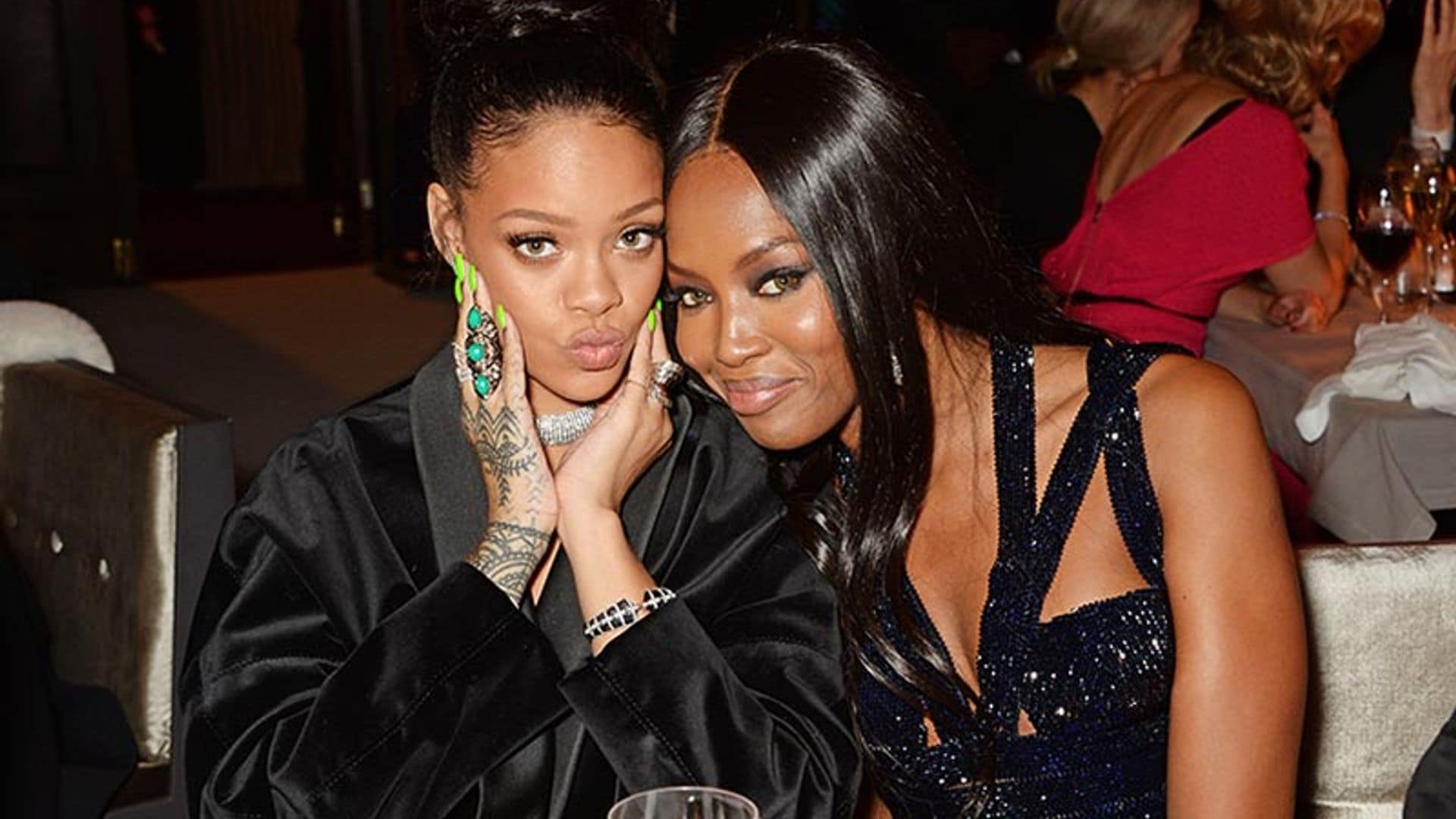 Y la mayor 'fan' y amiga de Naomi Campbell es... ¡Rihanna!