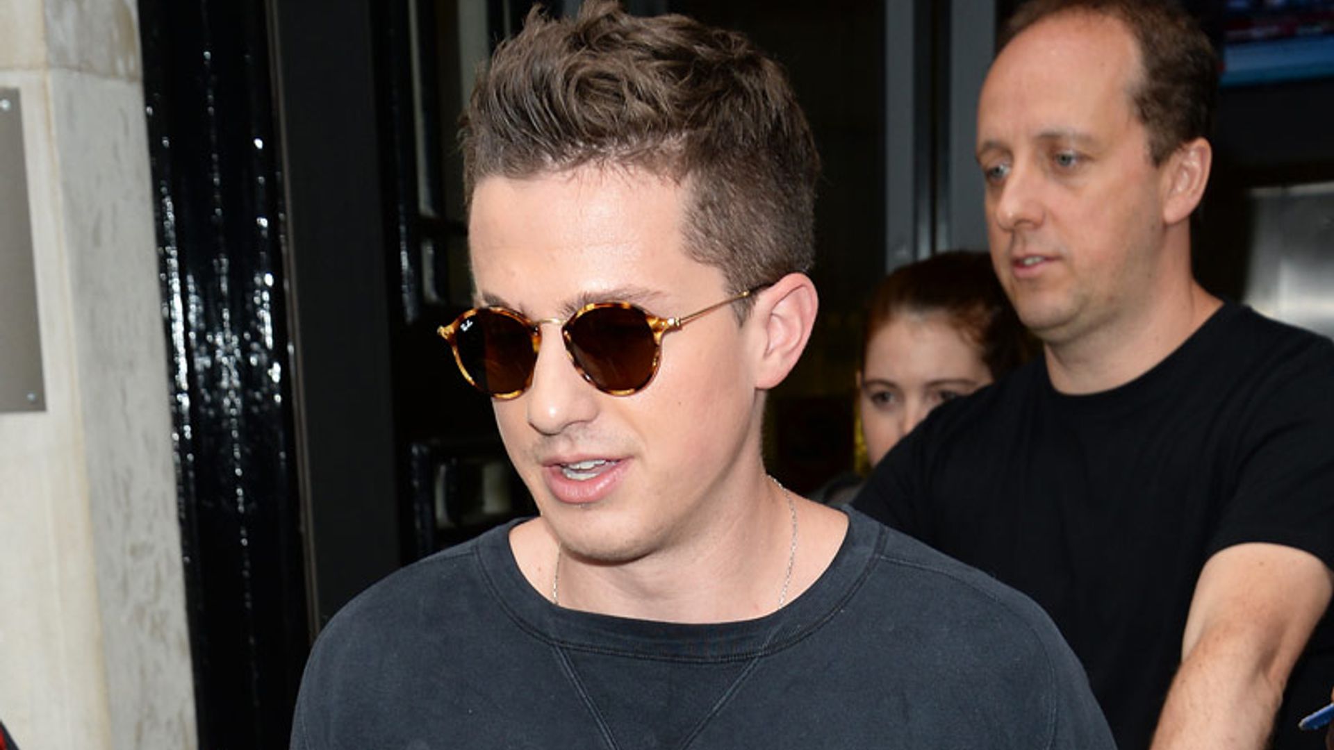 Charlie Puth tiene el “fondo de armario” de gafas de sol (retro) más inspirador