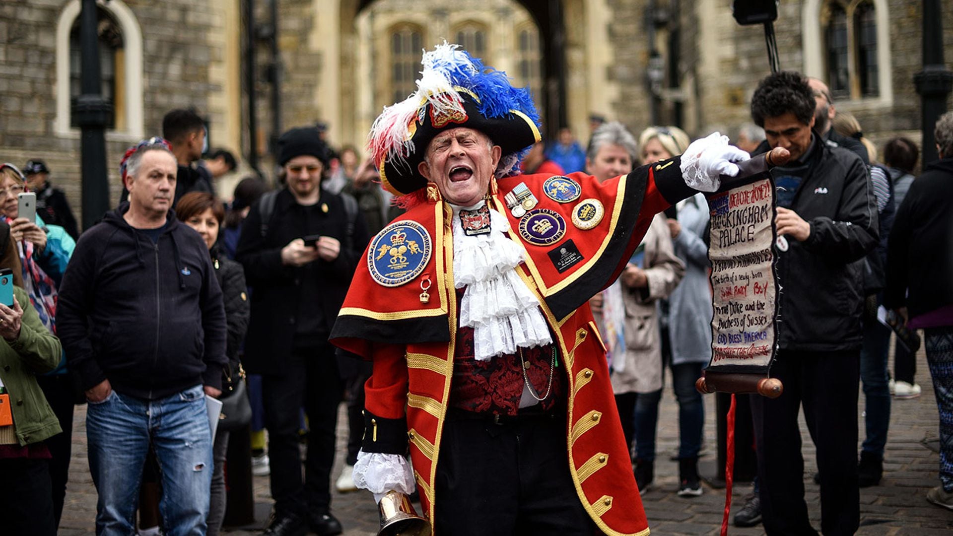 Los 'royal fans' ponen el toque de color al celebrar el nacimiento en Windsor y Buckingham