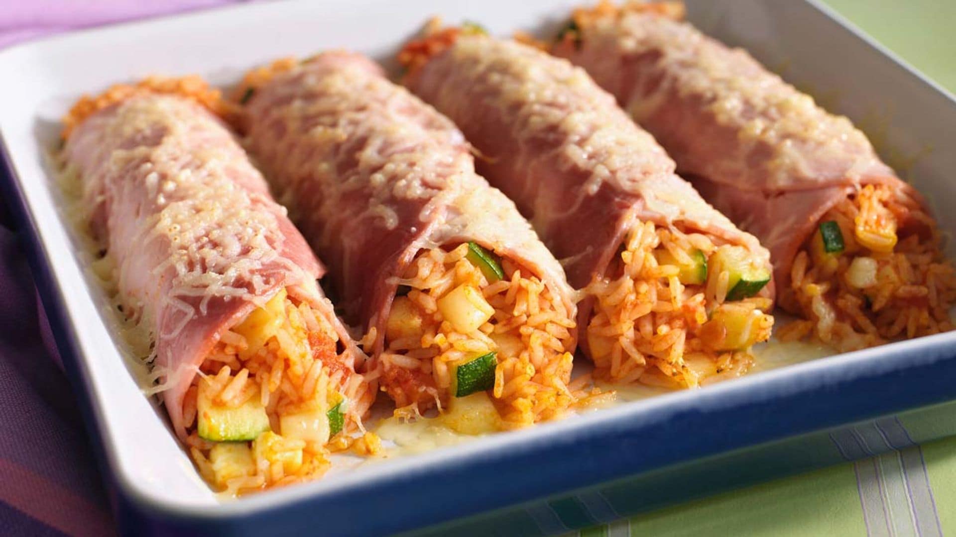 Canelones de jamón rellenos de arroz con calabacín