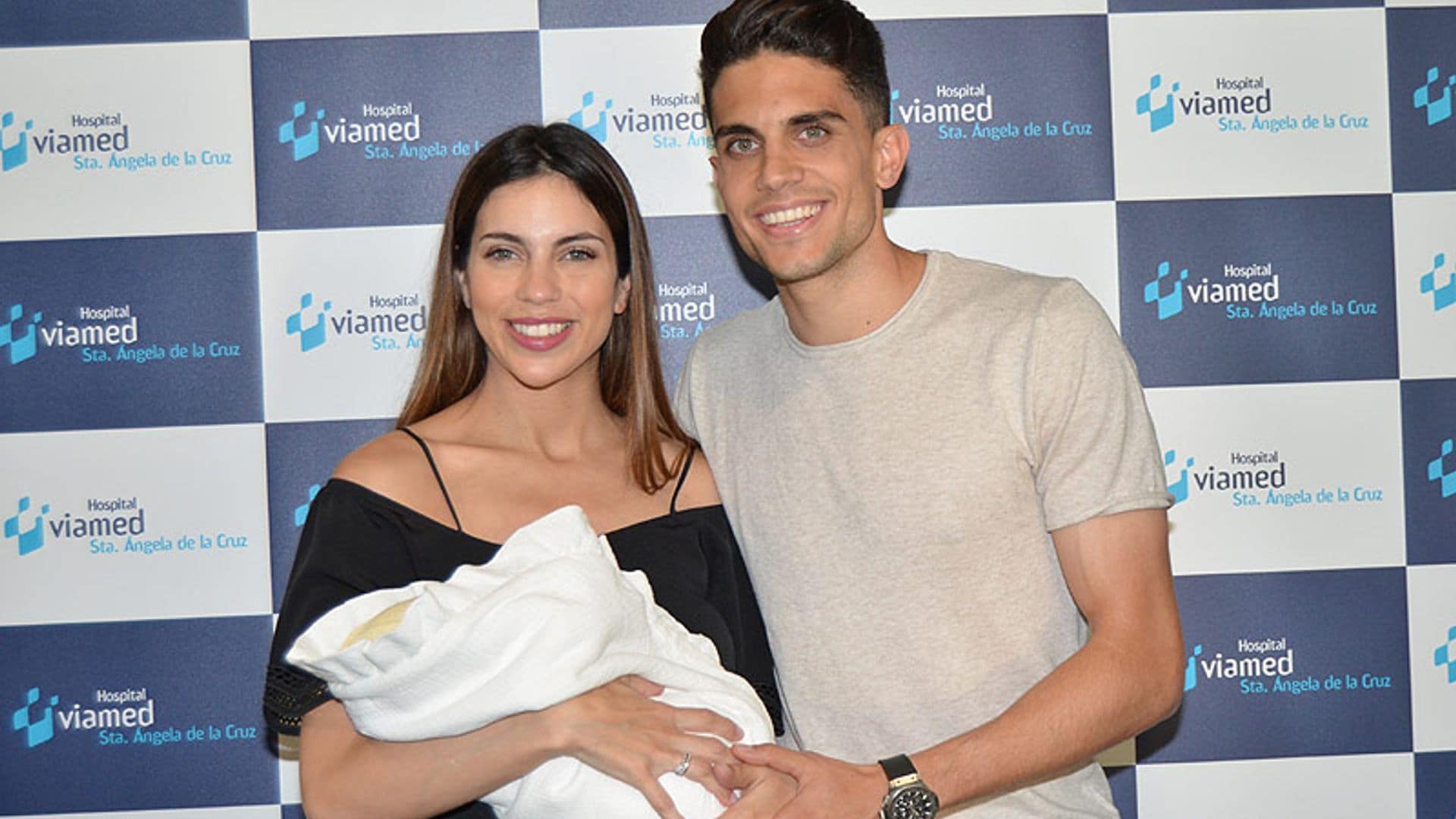 Melissa Jiménez y Marc Bartra posan sonrientes a la salida del hospital con su pequeña Abril