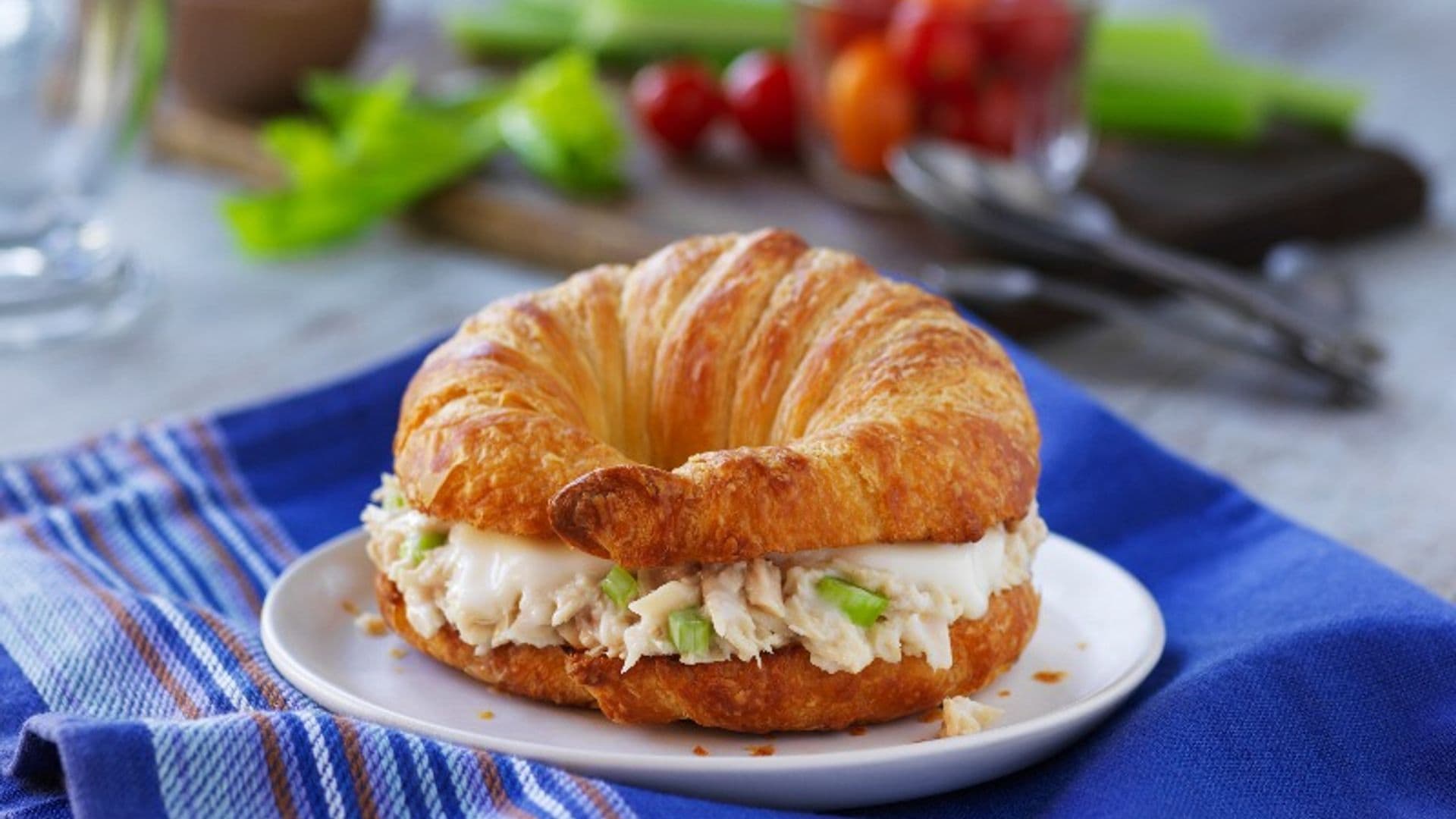 'Croissant' relleno de ensalada de atún