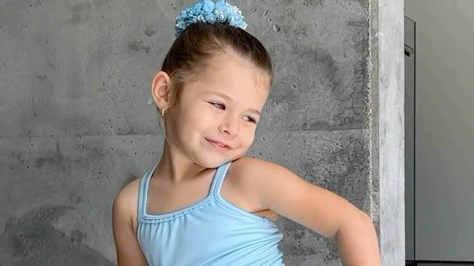 Luna, la hija de Ximena Duque, luce encantadora en su primera clase de ballet