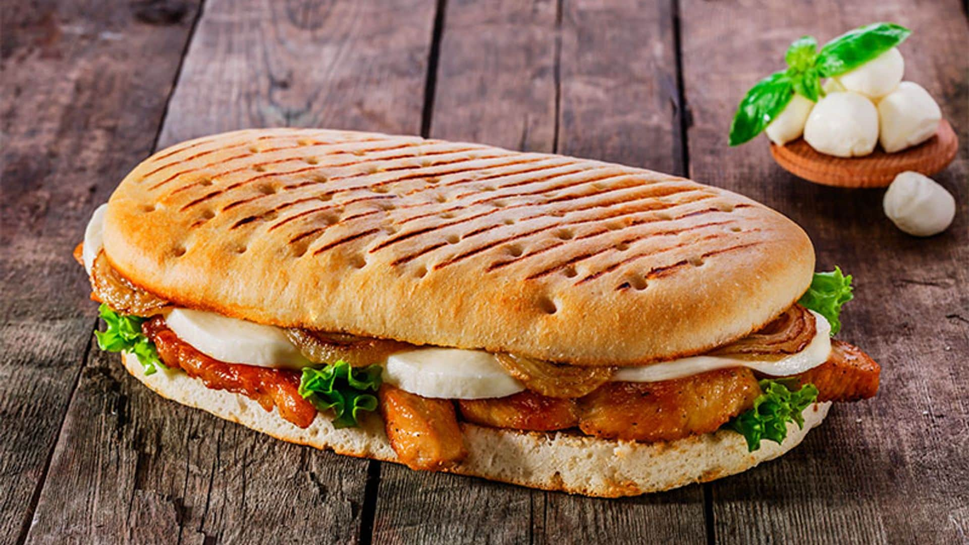 Panini de pollo con mozarela y cebolla frita