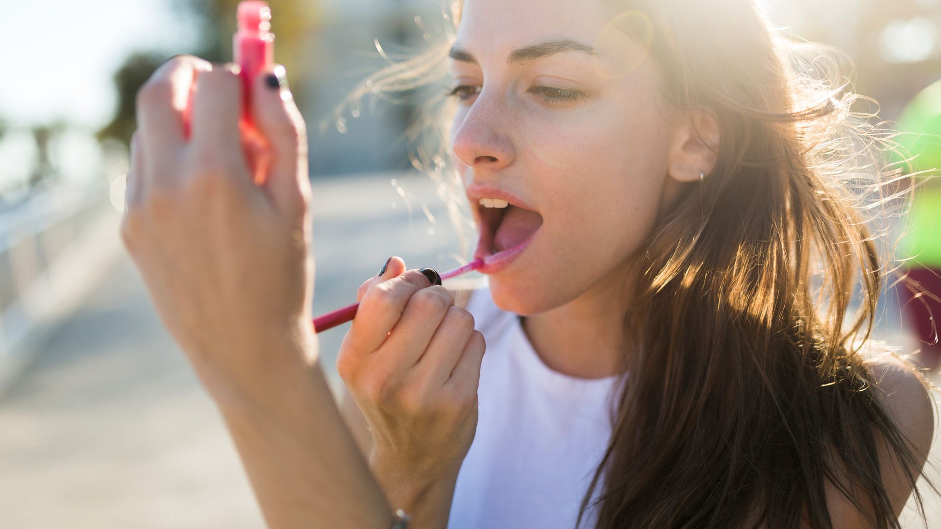 Mujer pintándose los labios