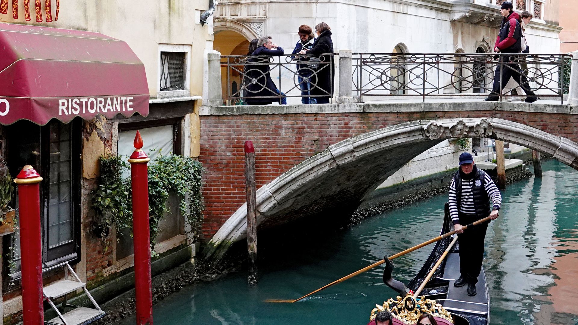 Manuel Filiberto de Saboya y Adriana Abascal hablando con unos amigos en Venecia