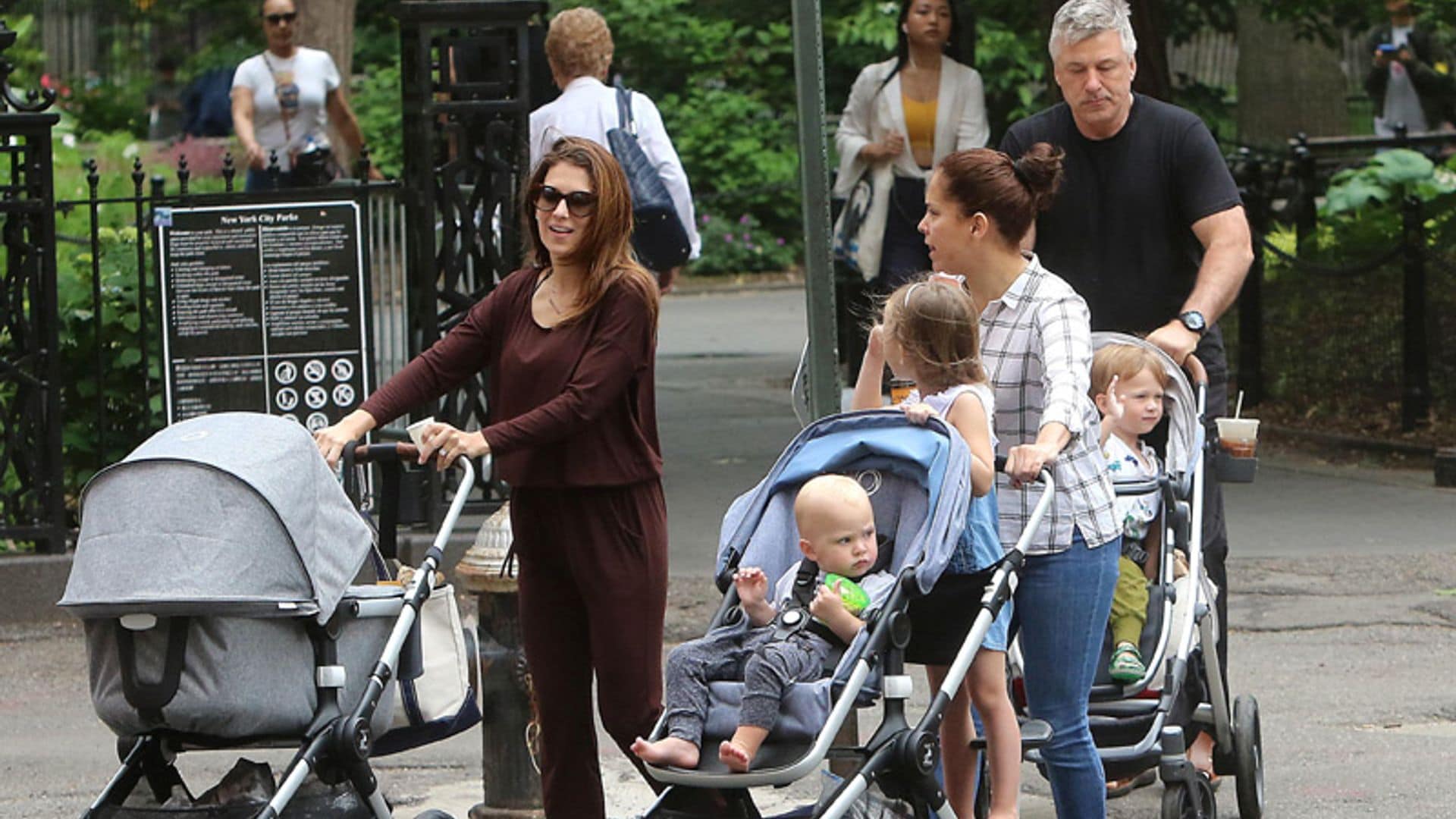 Hilaria y Alec Baldwin, procesión de carritos con su familia numerosa