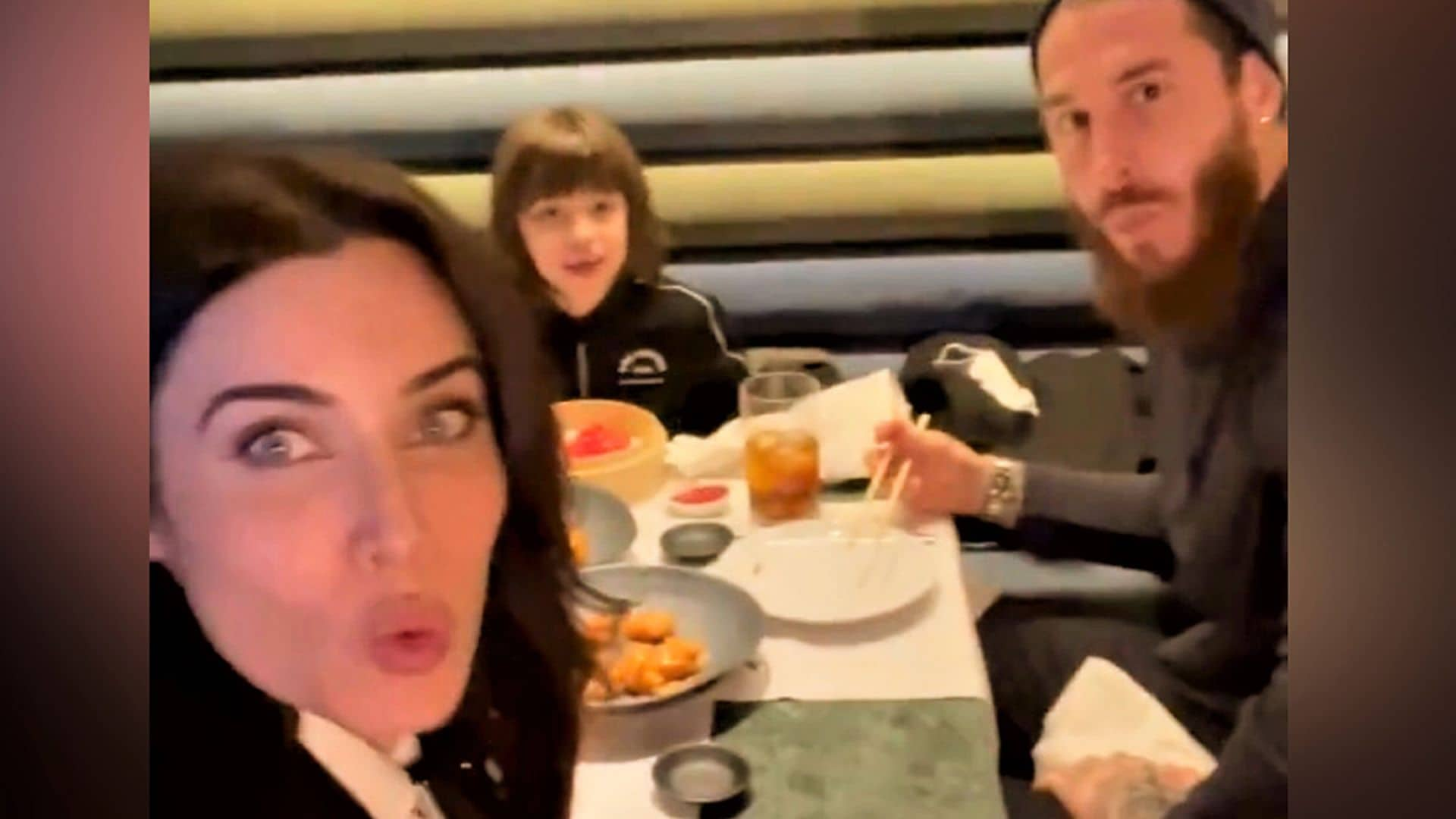 ¡Algas y edamame! Pilar Rubio, Sergio Ramos y su hijo mayor se van a cenar a un asiático