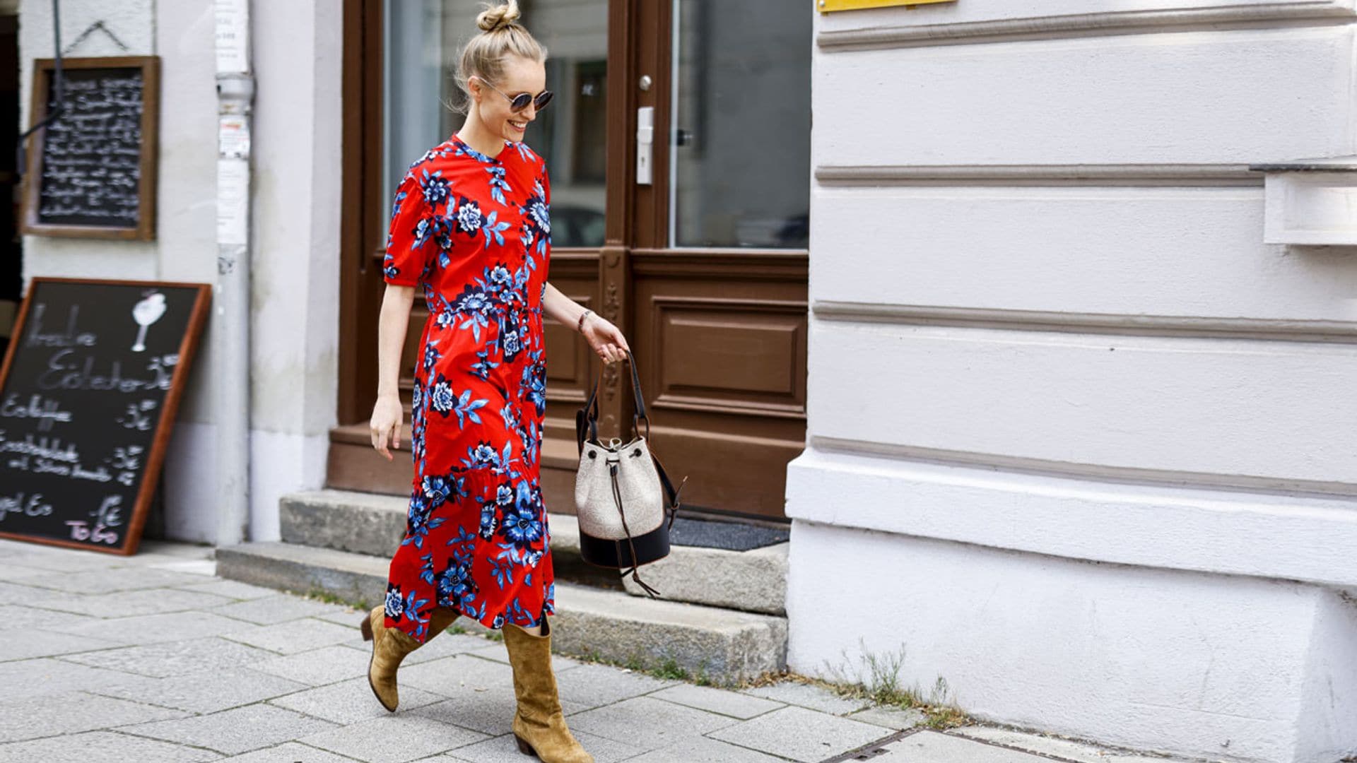 Cómo reciclar (o estrenar) un vestido de invitada en un look de calle más informal