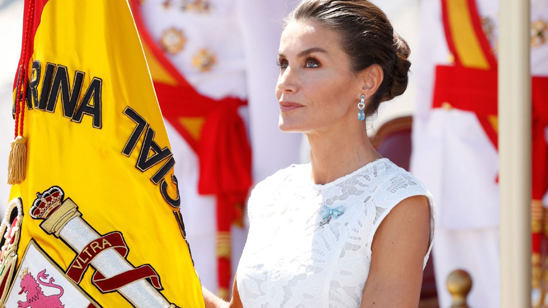 La Reina se adelanta al verano con su vestido semitransparente de encaje blanco