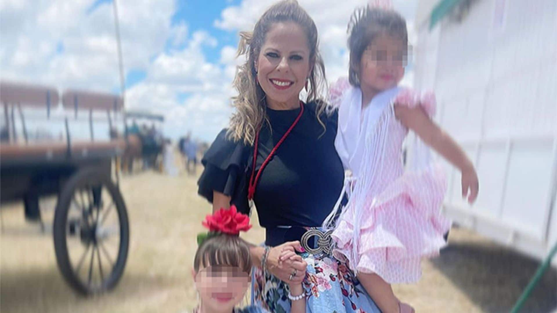 Pastora Soler con sus hijas Estrella y Vega, dos simpáticas rocieras de camino a Almonte