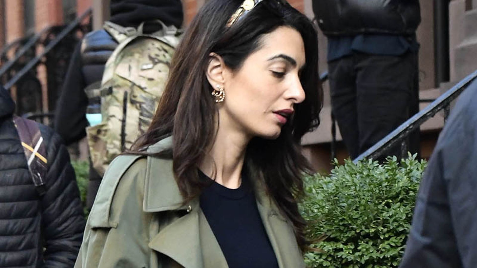 Amal Clooney recrea el look estrella de Penélope Cruz en la Gran Manzana