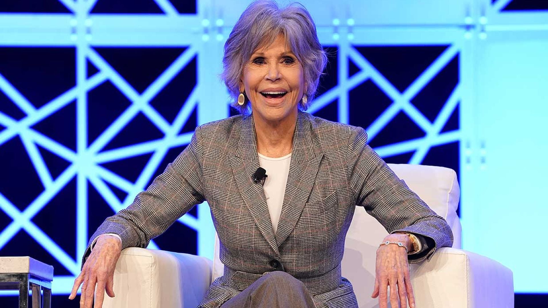 Jane Fonda reaparece radiante en un congreso de mujeres tras anunciar que padece cáncer