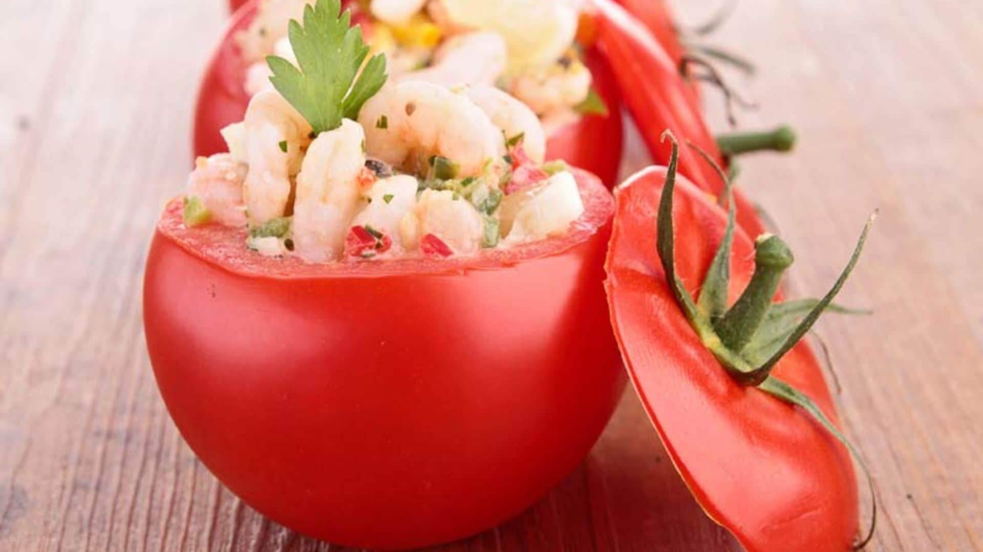 Tomate relleno de ensaladilla de gambas