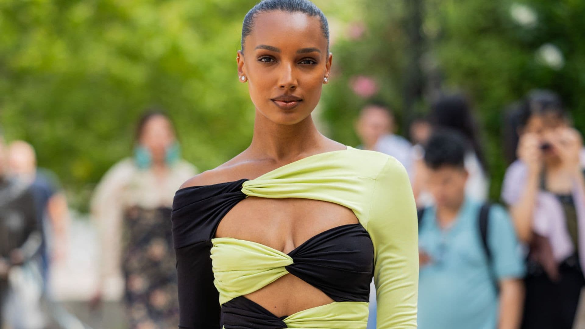 Veinte mil abdominales en media hora: el tratamiento de Jasmine Tookes en su primer verano como mamá