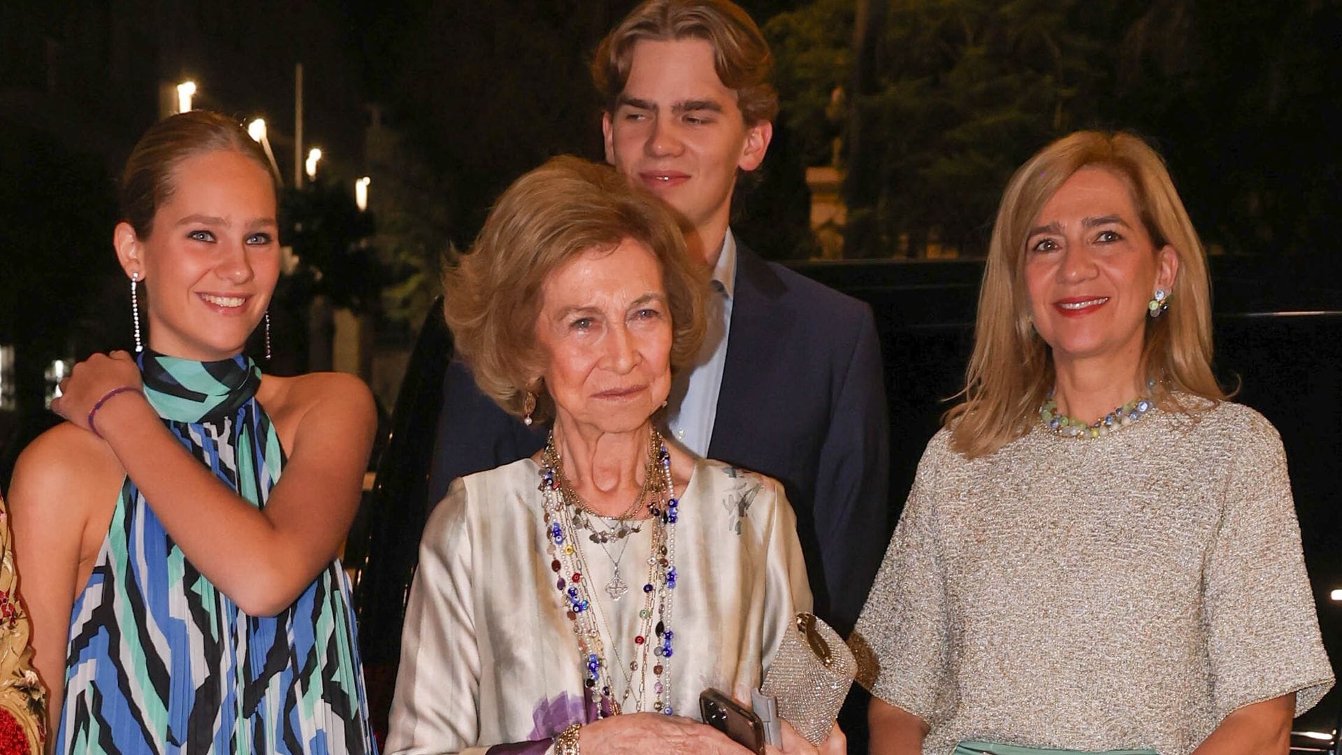 La reina Sofía, junto a sus hijas y sus nietos Irene y Miguel, en la preboda de su sobrina Teodora de Grecia