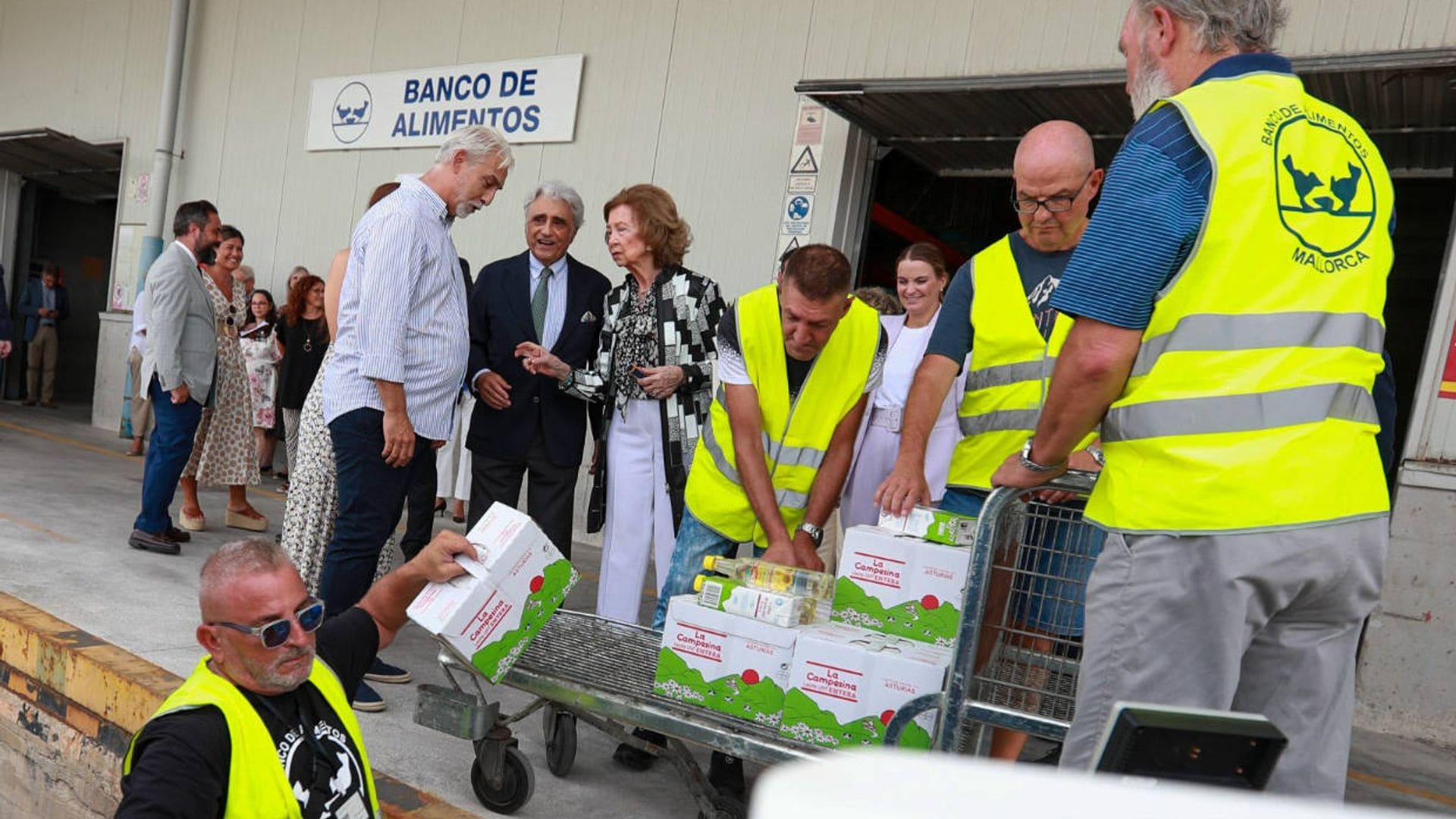 La reina Sofía visita el Banco de Alimentos de Mallorca una década después