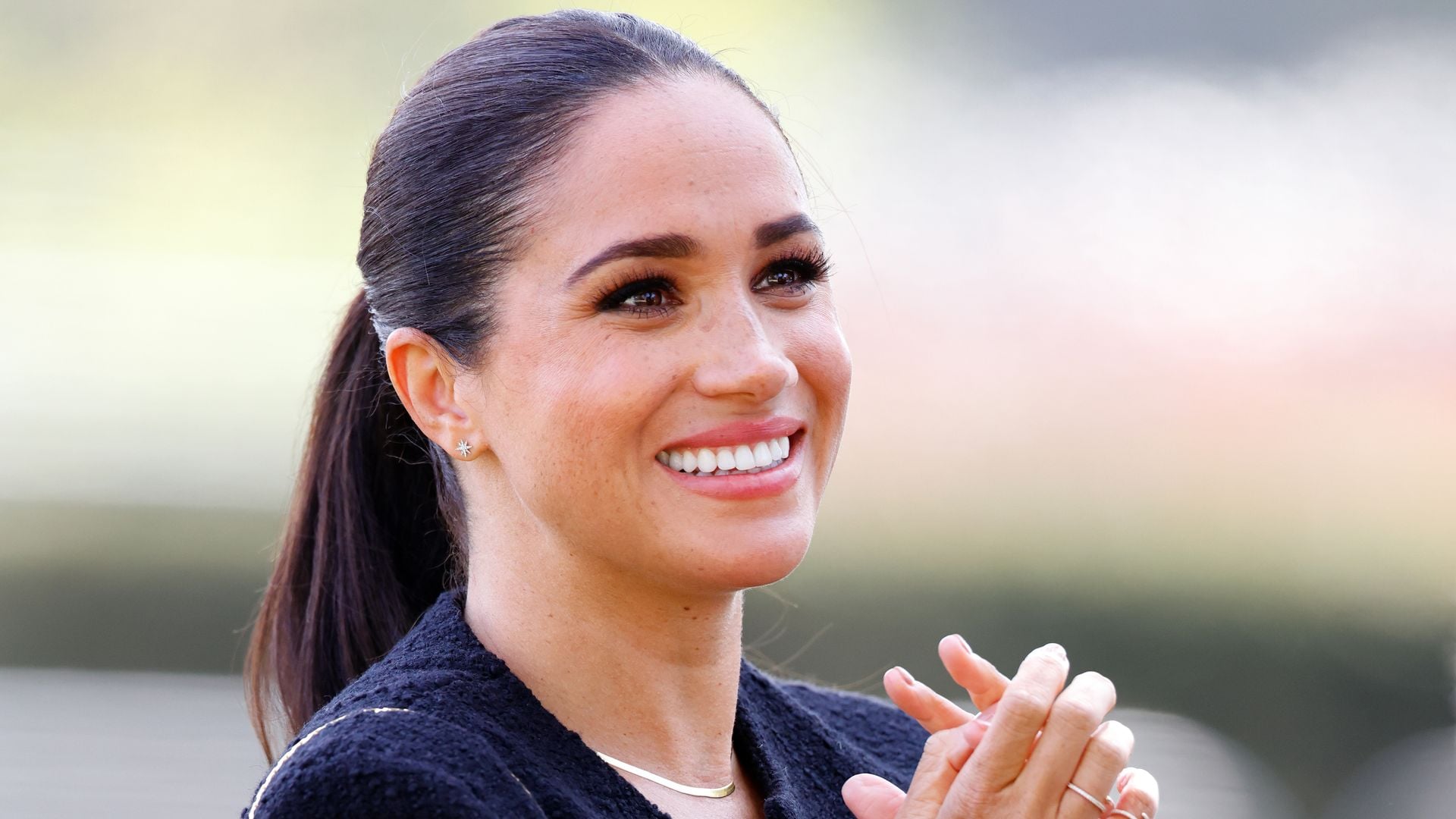 La reaparición más natural de Meghan Markle para mostrar su promesa cumplida a una chica afectada por los incendios