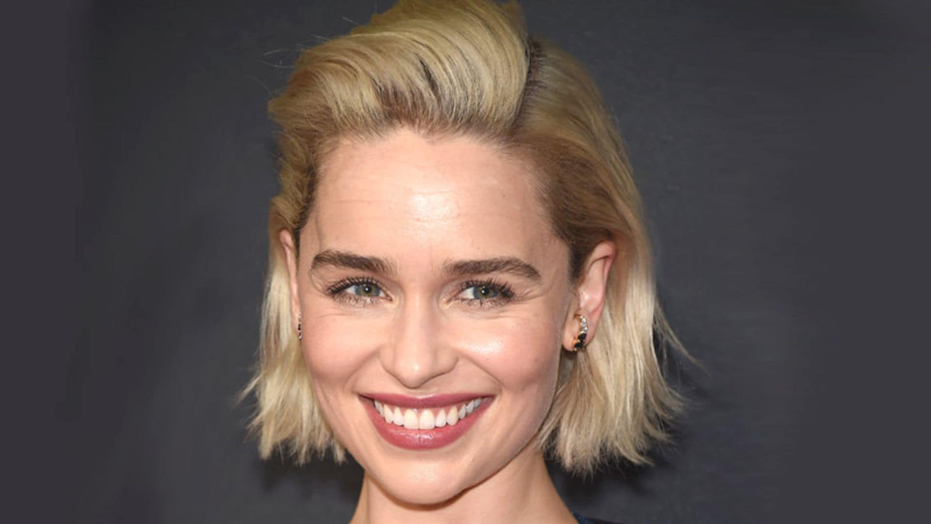 Emilia Clarke se inspira en Brad Pitt para su nuevo look