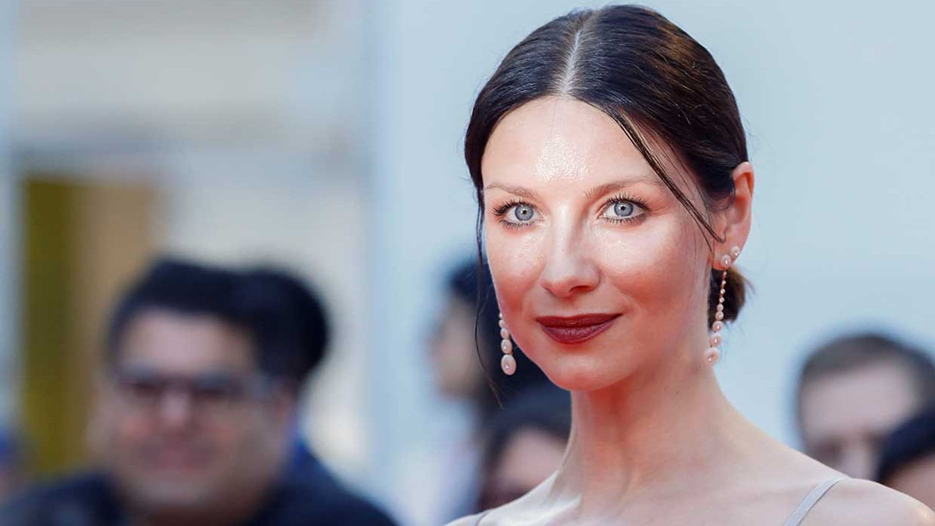 Vestida de novia y sin alianza, Caitriona Balfe vuelve a la alfombra roja tras su boda secreta