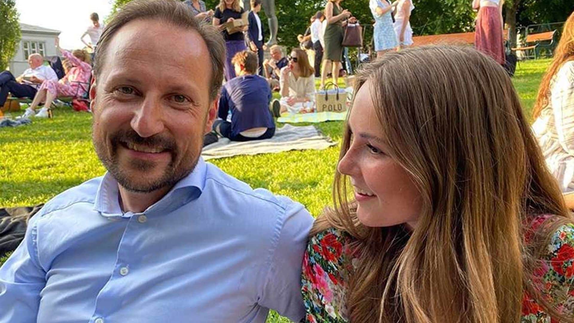 Unos orgullosos Haakon y Mette-Marit de Noruega felicitan a su hija por el final de una etapa escolar