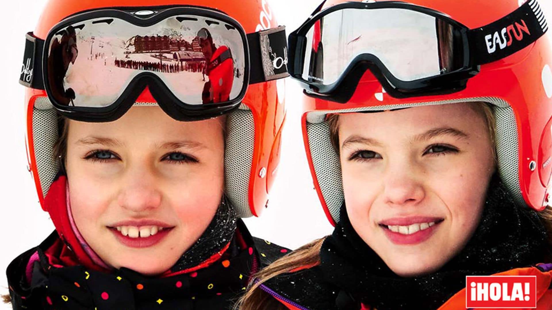 En ¡HOLA!, Leonor y Sofía protagonizan por sorpresa su primer posado en la nieve